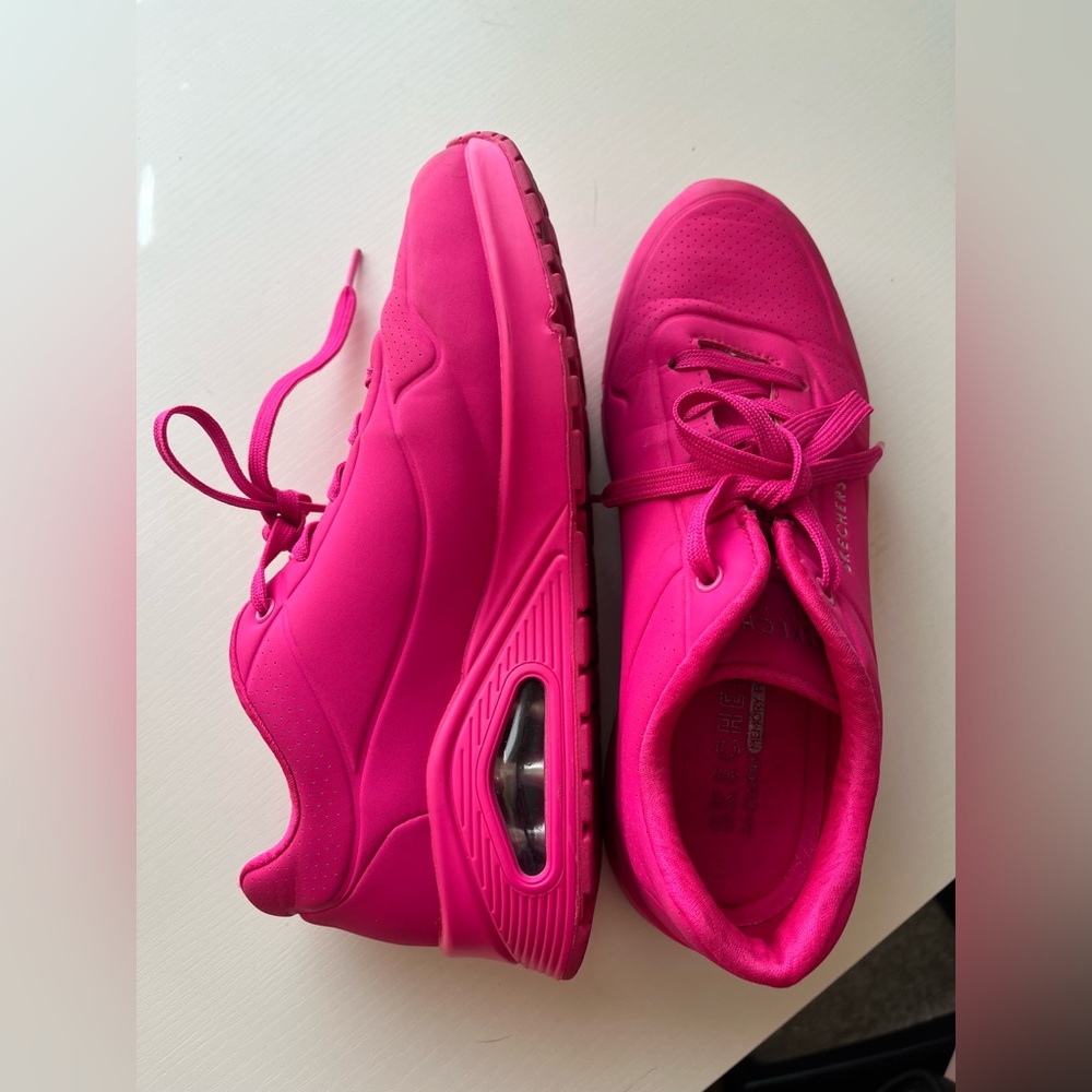 Hot pink Skechers tennis shoes